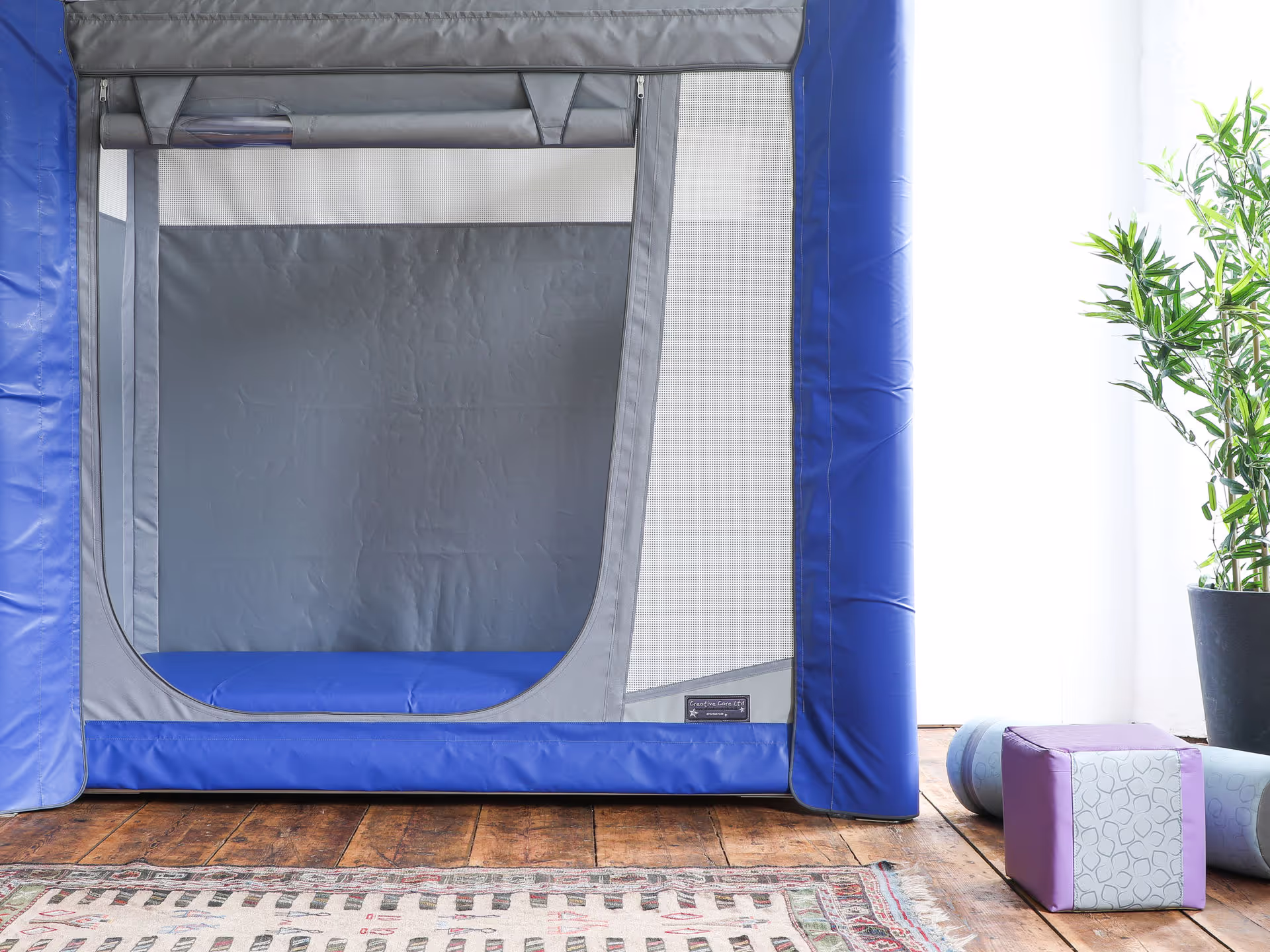 Standard bed with open panels